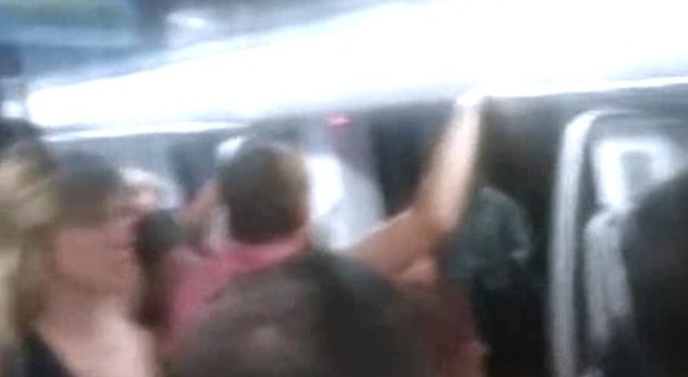 Metro B in viaggio con le porte aperte, panico tra i passeggeri. Atac apre un'inchiesta