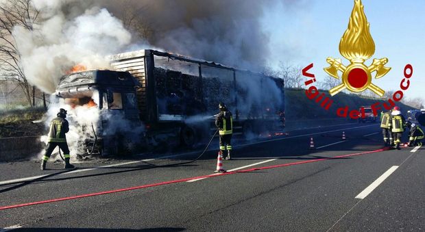 Paura sul Gra: a fuoco un camion carico di balle di carta, chiuso tratto di strada -Guarda