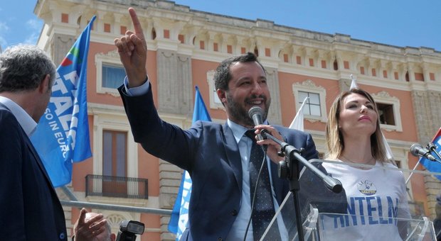 Salvini e il rosario sul palco, i preti trevigiani: «Strumentalizza la fede»