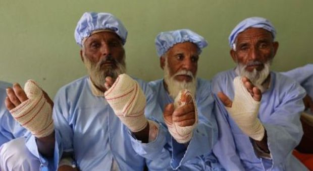 ​Elezioni in Afghanistan, i talebani amputano le dita a chi vota: le immagini choc