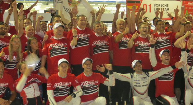 Il team Porsche festeggia in Baharain i trionfi della mitica 919 Hybrid