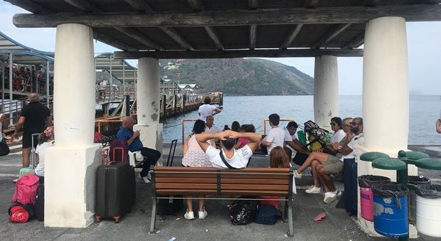 Viaggiatori in attesa dell'aliscafo al porto di Lipari