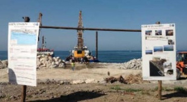 Lavori anti-erosione sulle spiagge salernitane, sopralluogo di De Luca al cantiere