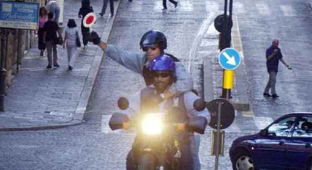 Napoli. Fingendosi distributori di depliant pubblicitari bloccavano passanti per derubarli: poliziotto in pensione li fa arrestare