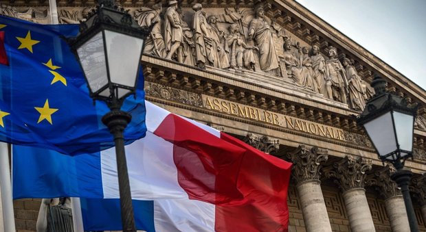 Francia, parlamentari al risparmio: dormono in ufficio con il sacco a pelo