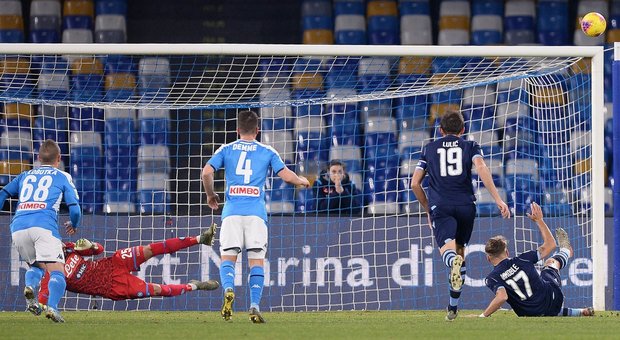 Napoli-Lazio 1-0 La Diretta Gol di Insigne, Immobile sbaglia un rigore, espulsi Hysaj e Leiva