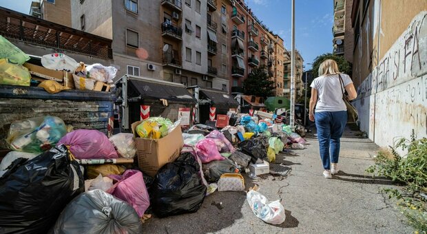 Caos rifiuti, la Regione: serve la Protezione civile per pulire le strade