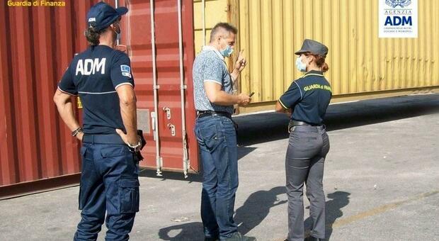 I pannelli “made in Italy” sono fatti in Turchia: cinque container sequestrati al porto di Ancona