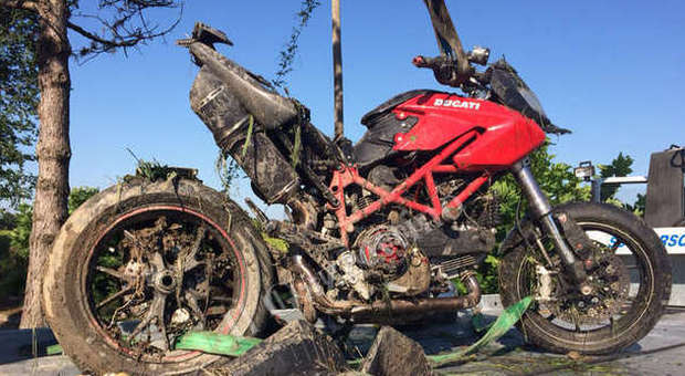 Treviso, incidente nella notte: ciclista scopre moto in un fossato con due cadaveri accanto