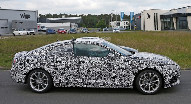 L'Audi A5 camuffata durante i test stradali prima della presentazione ufficiale