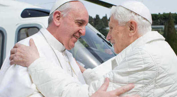 Bergoglio va da Ratzinger per gli auguri di Natale, l'abbraccio fra i due papi