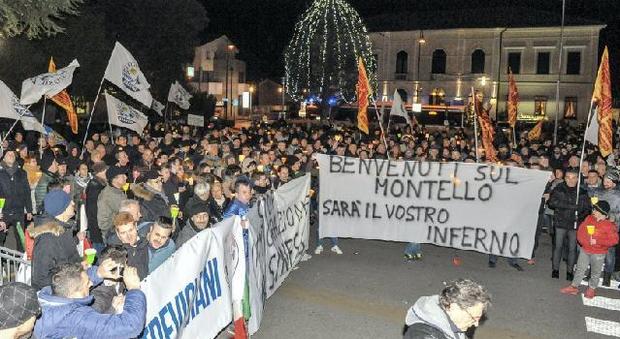 Striscione della vergogna: la Lega scarica i manifestanti xenofobi