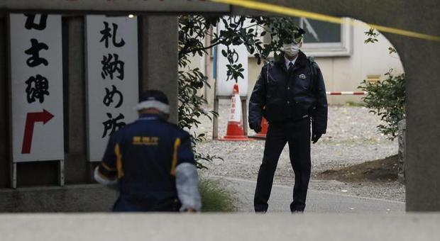 Giappone, tragedia al tempio: uccide due donne con la katana e poi fa harakiri