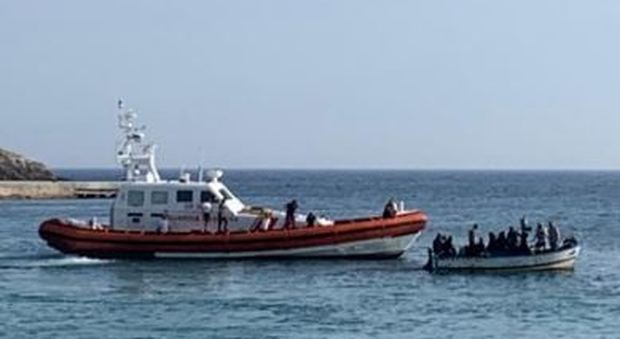 Migranti, nuovo sbarco a Lampedusa: in 15 arrivano a bordo di un gozzo