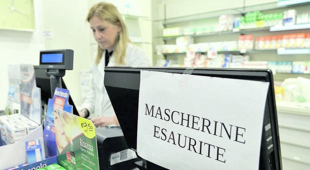 Coronavirus a Milano, è caccia alle mascherine: esaurite le scorte in farmacia
