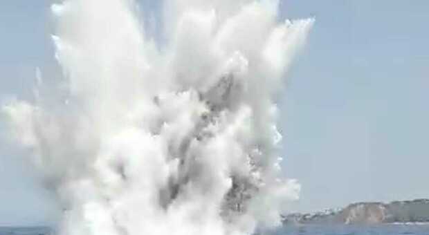 Ordigno bellico trovato in mare, fatto brillare dai sommozzatori della Marina Militare a Miseno