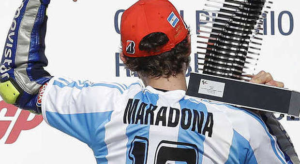 Rossi festeggia con la maglia di Maradona: Diego lo ringrazia e poi posta le foto del Napoli su Fb