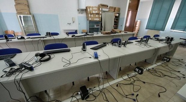 Raid alla scuola media, i ladri portano via tutti i computer e i tablet: istituto chiuso