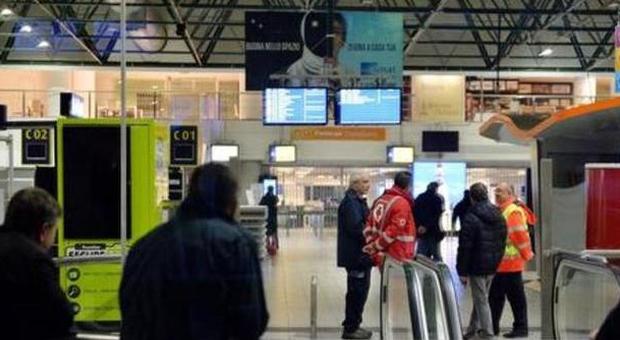 Allarme bomba all'aeroporto di Cuneo: "materiale esplosivo" trovato in un bagno