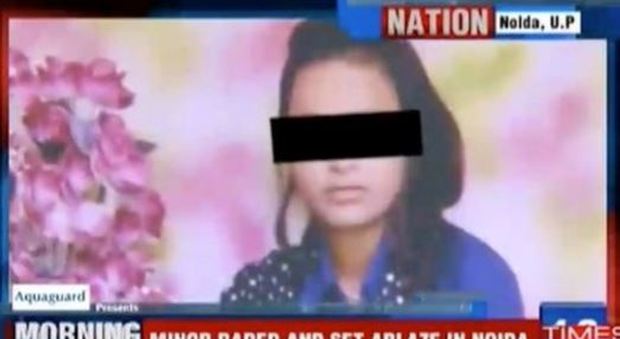 India, morta la ragazza di 15 anni stuprata e bruciata viva