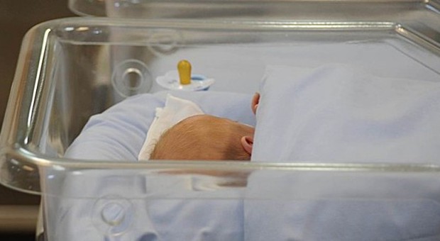 Il neonato piange, papà lo scuote con violenza: lesioni al cervello