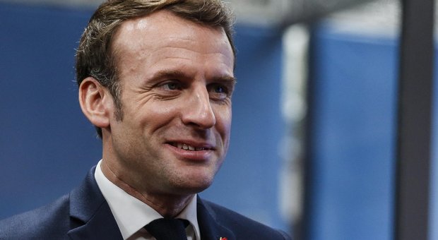 Macron visita ospedale dove è morto il primo francese per Coronavirus. Poi parte per Napoli