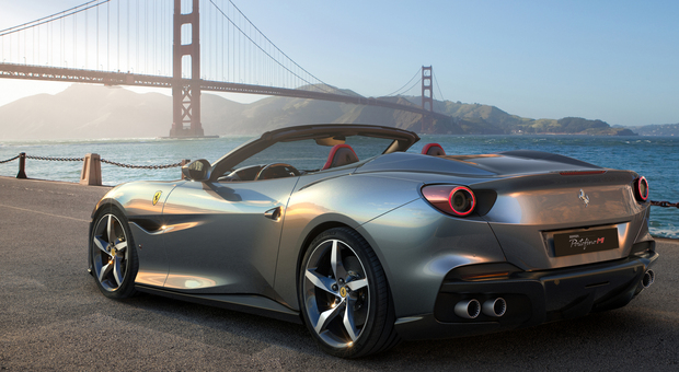 La nuova Ferrari Portofino M sotto il Golden Gate a San Francisco
