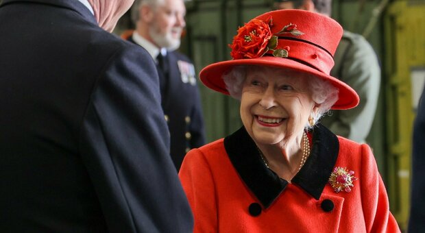 Regina Elisabetta, grande festa il prossimo anno: gli inglesi non lavoreranno per 4 giorni
