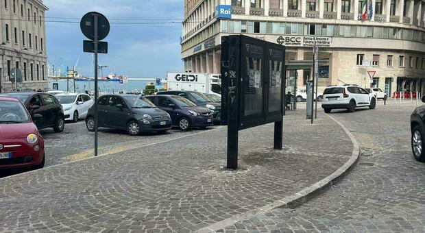 Ancona, Piazza del teatro caos: «Chiusa a fasce orarie per lasciarla ai pedoni». Ecco l'idea degli operatori per ridurre le auto
