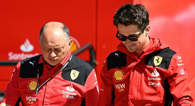 Charles Leclerc com il Team Principal della Ferrari Vasseur