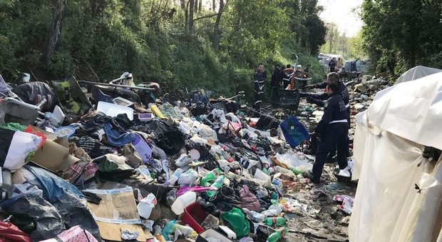 Roma, blitz al parco delle Valli: sgomberata la favela dei roghi tossici