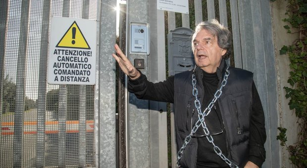 Rifiuti a Roma, Brunetta incatenato contro la discarica a Falcognana: «Contro gli interessi dei cittadini e la legge»