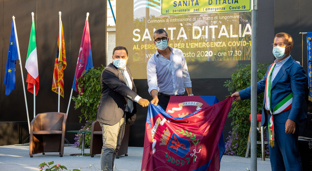 Lungomare di Jesolo davanti all'ospedale intitolato alla "Sanità d'Italia"