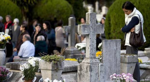 Ama, stop ai funerali a prezzi calmierati: «Il servizio è sospeso»