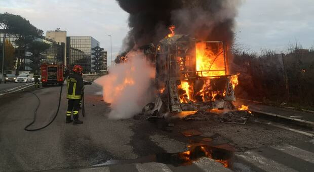 Roma, bus va a fuoco al Torrino: il mezzo completamente distrutto dalle fiamme