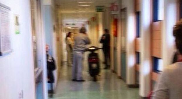 Accade a Napoli: uno scooter tra i corridoi dell'ospedale