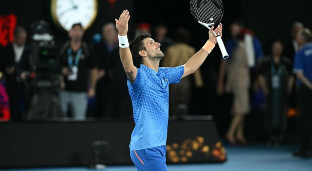 Djokovic torna re degli Australian Open: Tsitsipas battuto in 3 set, è il 22° slam (come Nadal). Ed è di nuovo numero uno al mondo