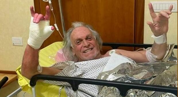 Riccardo Fogli operato, posta una foto in barella dall'ospedale: «Intervento al tendine della mano, andato benissimo»