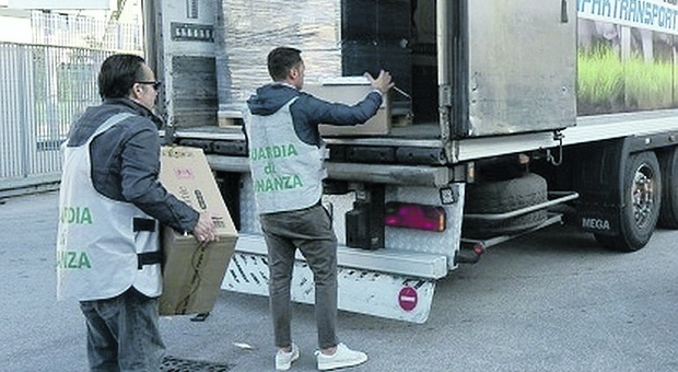 Contrabbando di sigarette dall'estero con base nei porti della Puglia: 4 condanne