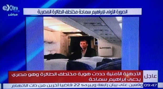 Egyptair, la resa del dirottatore Voleva parlare con l'ex moglie