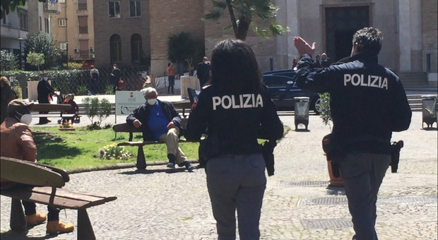 Zona rossa a Napoli, la polizia a Fuorigrotta invita le persone a rientrare in casa