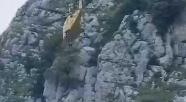 L'elicottero intervenuto per salvare i due escursionisti a Caggiano