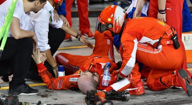 Il meccanico della Ferrari a terra ai box subito dopo l'incidente
