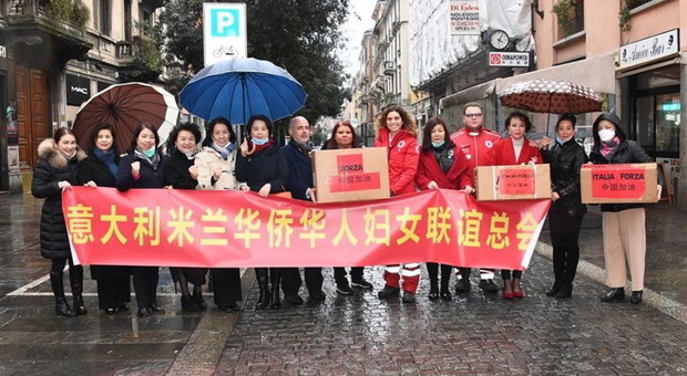 Coronavirus a Milano, le donne cinesi donano 2.300 mascherine alla Croce Rossa Italiana