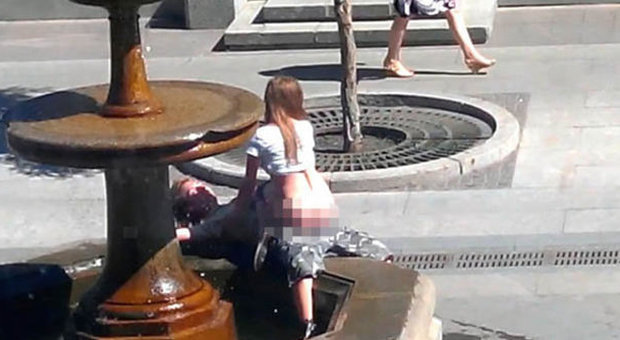 Fanno sesso nella fontana in pieno giorno: rischiano una multa di 21 euro