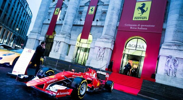 Una Ferrari F1 davanti la Borsa di Milano