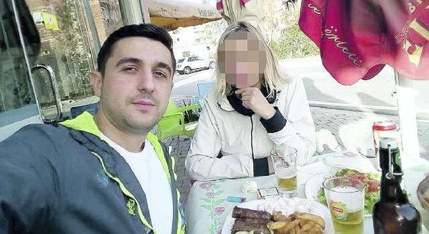 Albano Dova mentre pasteggia sereno in Albania dopo l'evasione