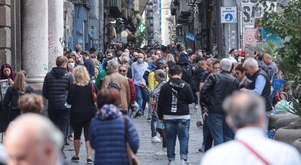 Covid in Campania, oggi 467 positivi e un morto: l'indice di contagio risale al 2,23%