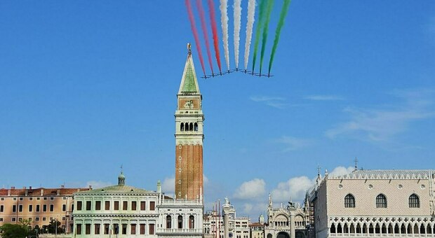 Mostra e Regata storica, la carica degli 80mila a Venezia per il week-end. E le Frecce colorano piazza San Marco