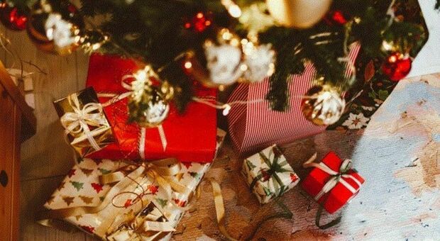 Roma, i ladri rubano i regali sotto l'albero la notte di Natale. L'appello social: «C'erano oggetti di valore affettivo»